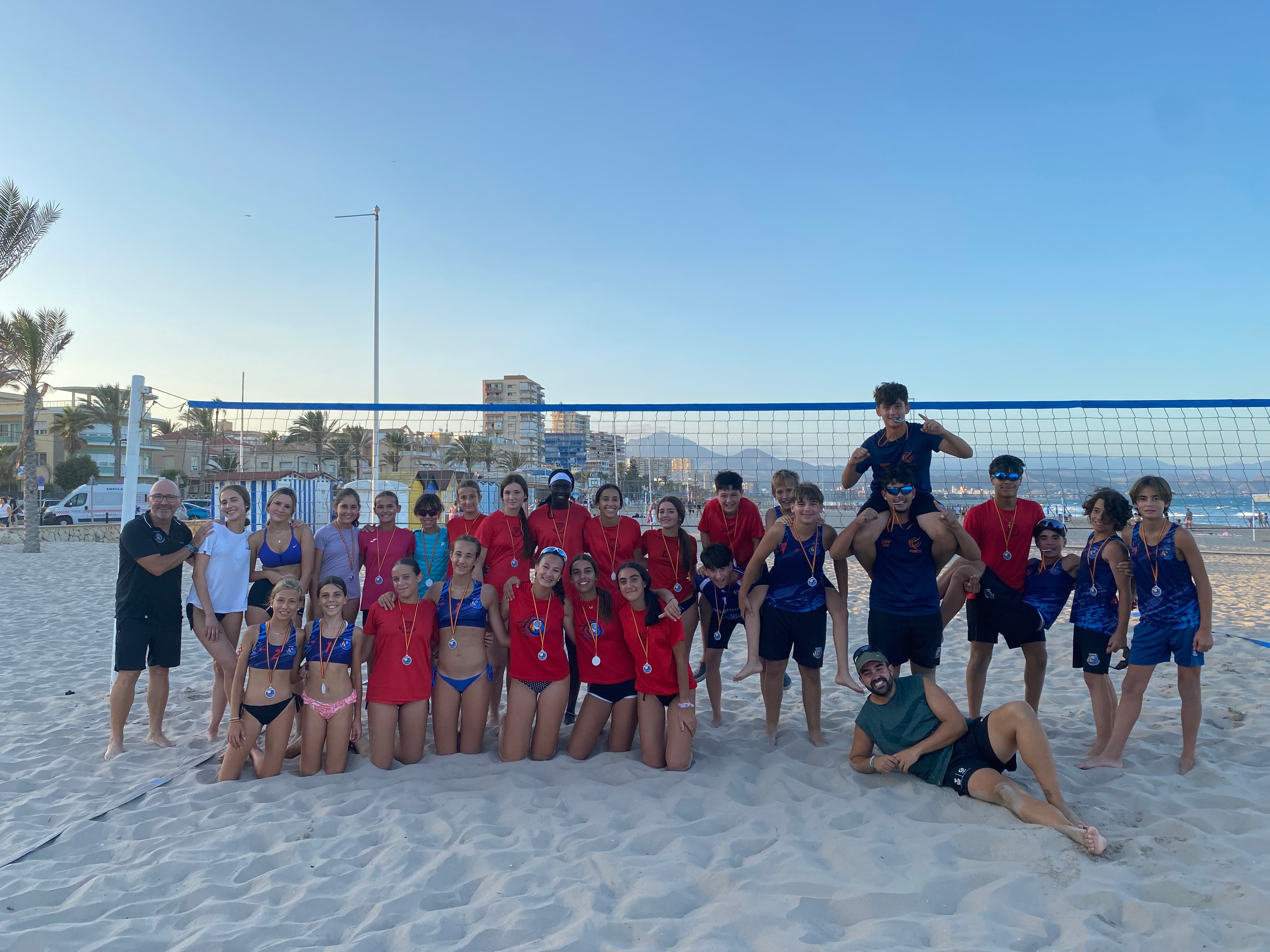 Equipo de LB Grupo celebrando en la playa de Alicante